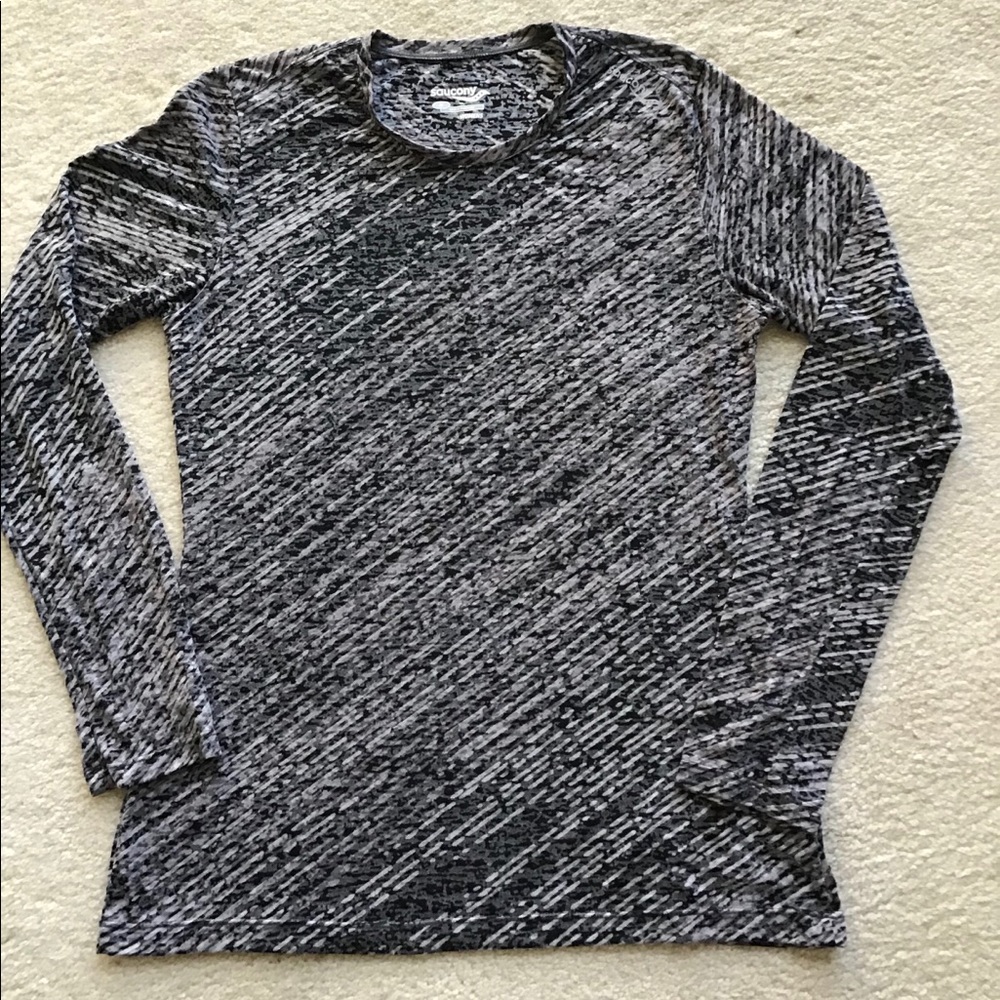Lightweight Saucony top!